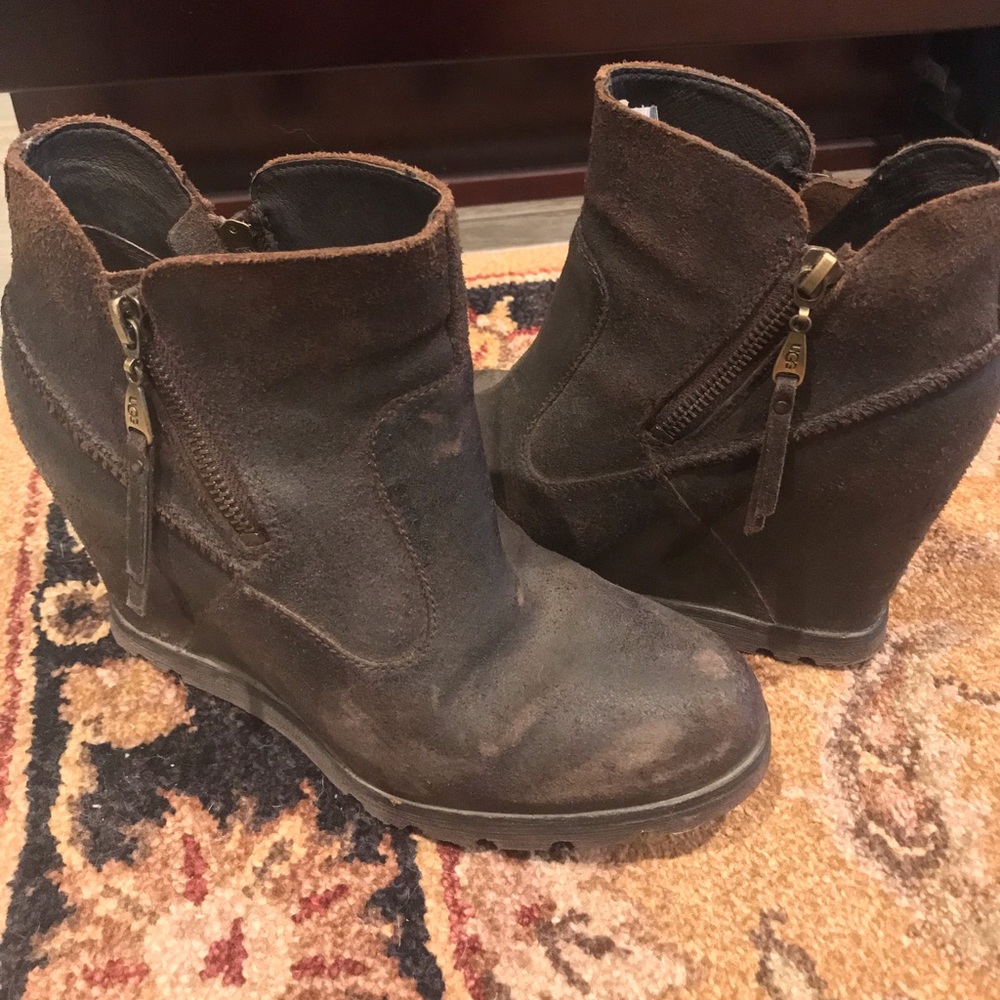 LIKE NEW UGG MYRNA ANKLE BOOT